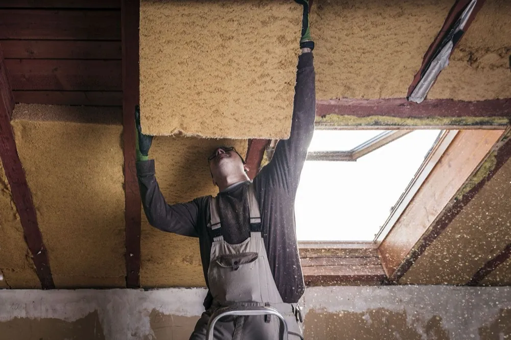 Coibentazione del tetto con pannelli isolanti