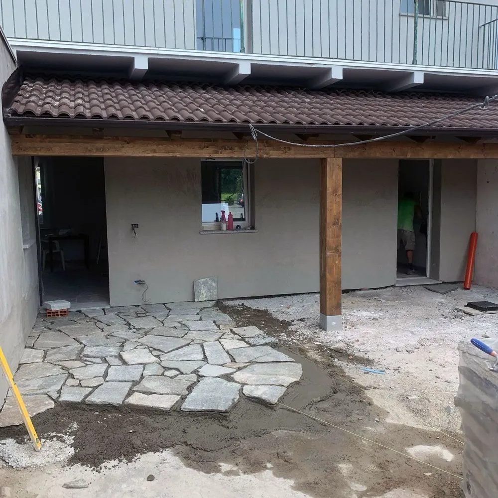 Rifacimento di facciata e spazi esterni con porticato in legno